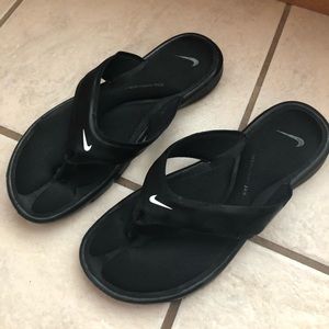 Nike woman’s Sandals Size 8 W Wide